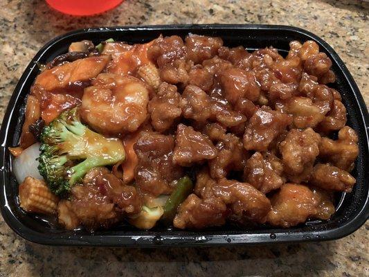 Dragon & Phoenix chef's special - Garlic shrimp (left) and General Tso's chicken (right)