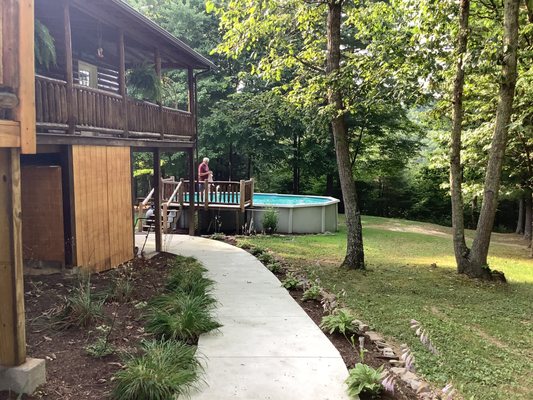 Side entrance area to pool and Joys hair salon.