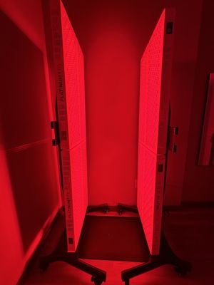 4 big red light panels on each stand