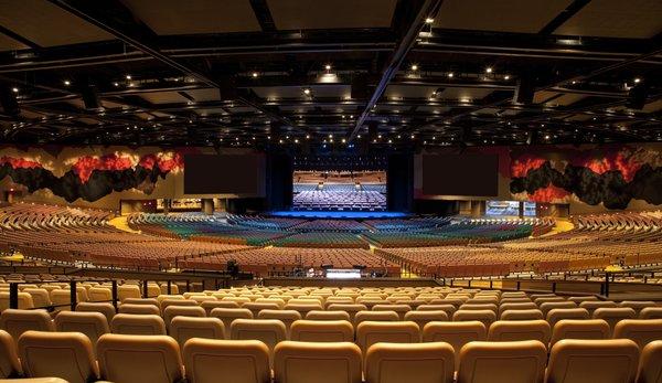 Auditorium with capacity of 11,400