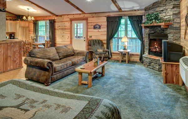 Eureka Springs Arkansas cabin rentals at Lake Forest Luxury Log Cabins. Whitetail Cabin