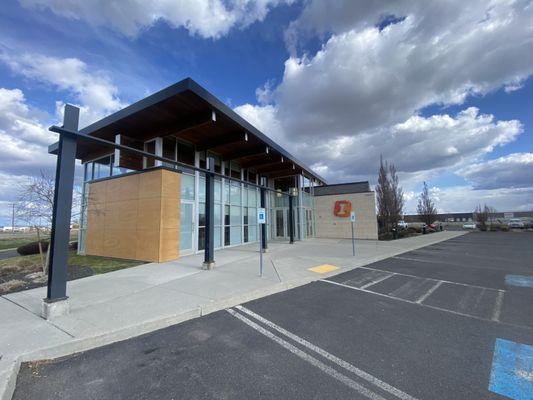 Exterior image of First Interstate Bank in Airway Heights, WA.