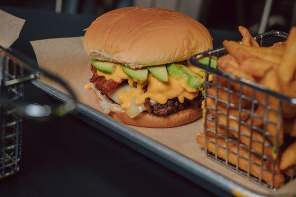 Pepiburger with avocado