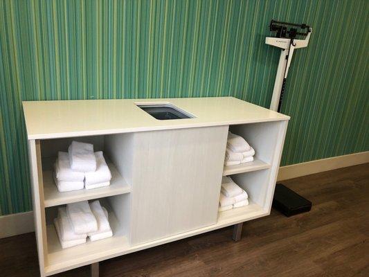 Towels and an accurate scale in exercise room