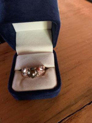 Folia designed this beautiful rose gold ring for my black pearl