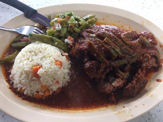 Mixiote con arroz y ensalada de nopal