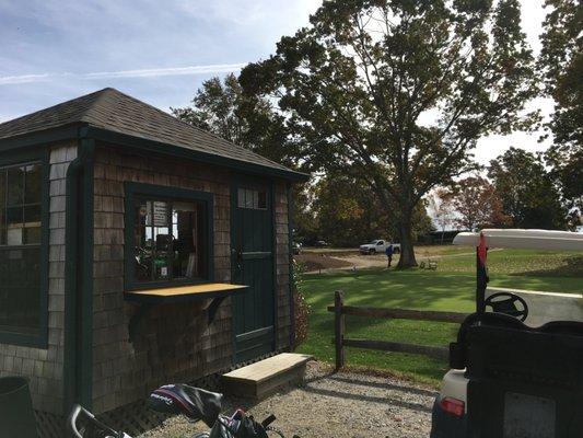 The only facility on course  : starter shack