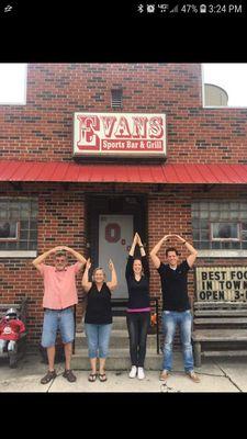 They have pool lots of Ohio State memorabilia owners are very friendly they take your picture and post it on their wall food is good.