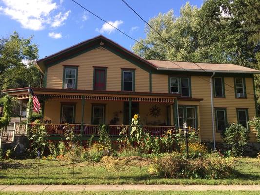 1893 Nostalgic Home along the river and Erie to Pittsburgh Trail.