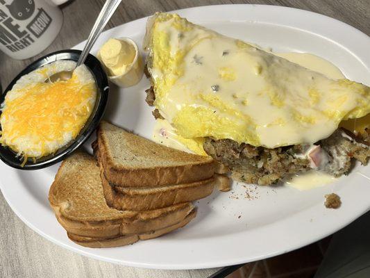 Boudin omelette, butter toast, cheese grits