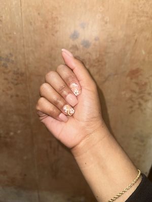 Simple nude nails with flower design