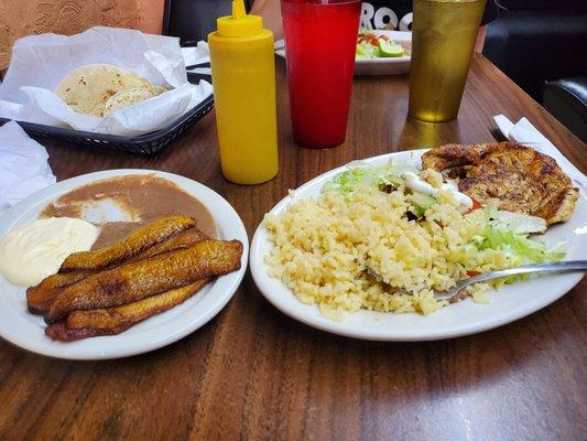 Piña for drink. "Pollo Ala Plancha" which is served w/ rice, bean, lettuce, pico de gallo & avocado. Tortillas. I added a side of Plátanos.