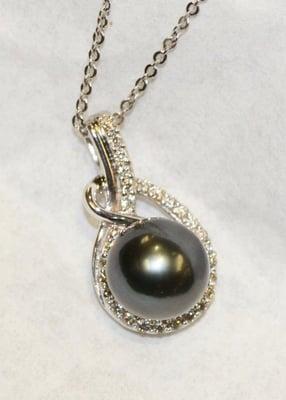 South Sea Tahitian Pearl pendant with Diamonds in 18K White Gold.