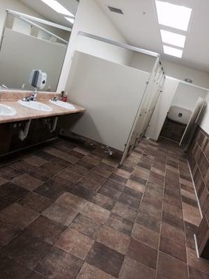 Huge clean Bathrooms!!