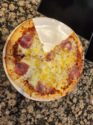 This is not how you make a Hawaiian pizza.