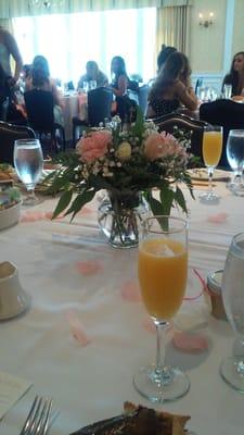 Tablesetting with mimosas