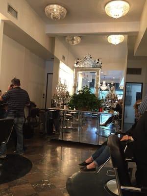 Nice salon with very good stylists!