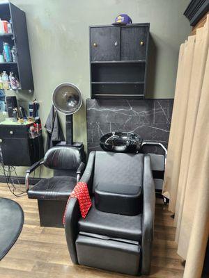 Relax while you experience a scalp massage while one of our technicians shampoo & condition your hair or Locs