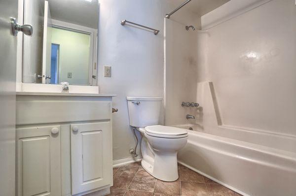 Chateau Terrace Apartments Bathroom