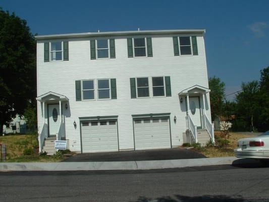 3 Bed Rooms 2 1/2 Baths, 1 Car Garage ,Kitchen/Dining Room
Living Room Basement