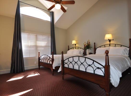 At The Bradley Boulder Inn, you can choose from a variety of bed configurations: kings, queens or rooms with two beds.