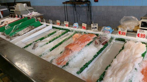 Fresh seafood that doesn't smell fishy. The prices are decent for a last minute compra