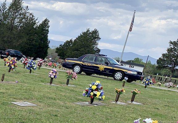 Sheriff arrives at cemetery, 04/06/20