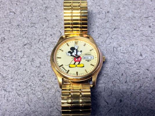 New crystal, new battery, new watchband.  Mickey M be stylin'!