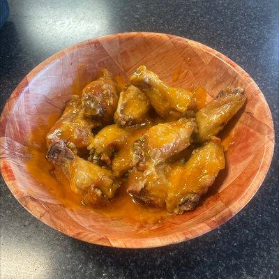 Amazing fresh wings, Garlic mild. Fast service and good sized wings.