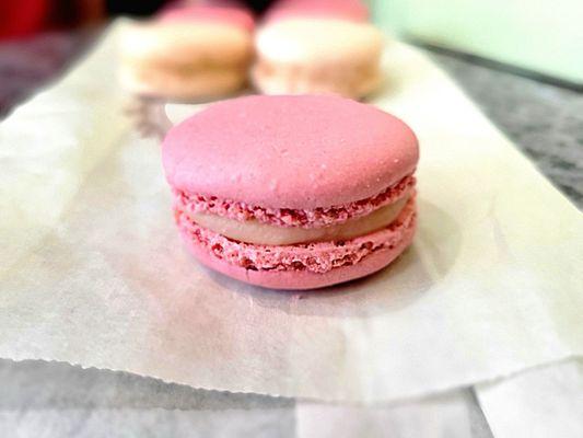 Rose macaron