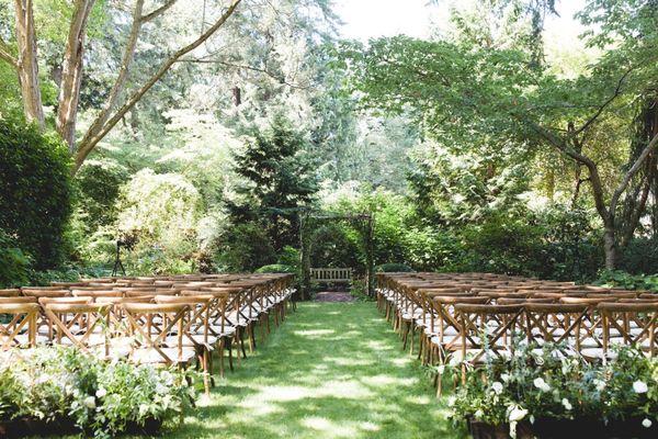 Ceremony on the Tennis Lawn / planning, design and florals by juliet + lou