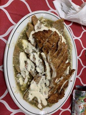 Chilaquiles con pollo empanizado .