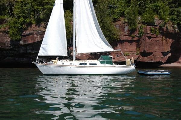 Sailing from Bayfield in the Apostle Islands viewing sea caves