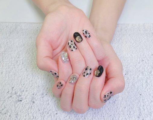 Black leopard print Design... Notice: they always have full schedule, so it's better call them and make appointment first. It saves time...