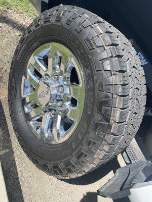 Filthy wheels and tires after they washed it and tried covering the dirt up with cheap tire shine that slung all over the side of the truck