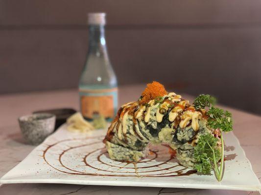 Golden Gate Roll
w/ cream cheese and spicy mix fish inside, deep fried, w/ tobiko, scallion and sesame seeds on top