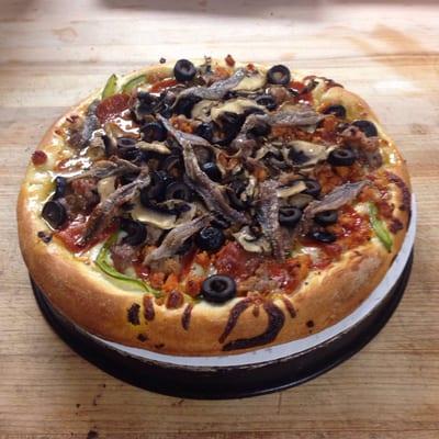 House special. Onion,pepper, pepperoni,linguinça,hamburger  Black olives,anchovies,mushroom