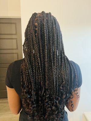 Medium Knotless braids / curls end