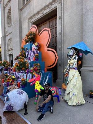 A FREE ANNUAL EVENT, FREE ENTERTAINMENT, FREE FOOD & FREE PARKING! The Decorations @ Dia de Los Muertos @ Forest Lawn Museum Glendale CA