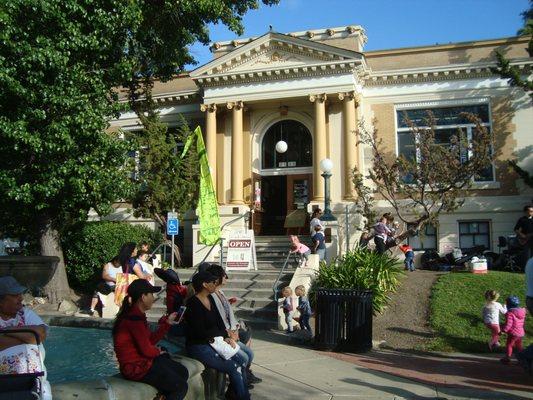 Farmer's Market at Livermore Art Assoc Gallery located in the historic Carnegie Bldg,