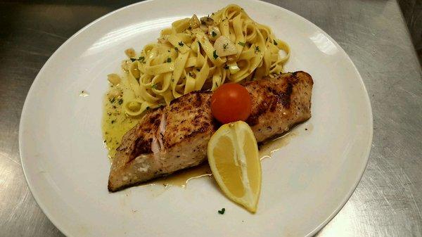 Mahi Mahi with fettuccine in garlic and oil