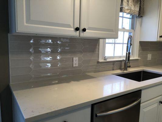 Elegant Ideas Picket 3x12 Backsplash