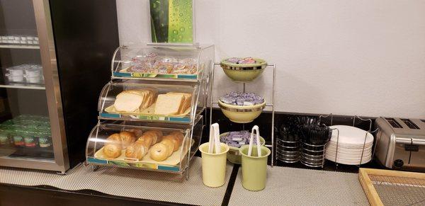 Mini bagels, bread slices & jellies. Plus yogurts