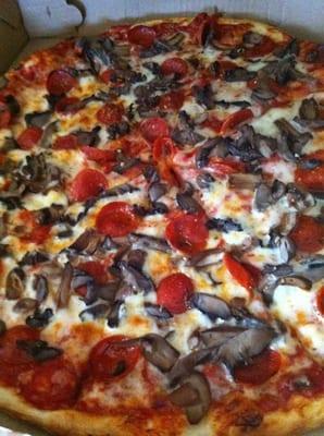 Pepperoni and mushroom pizza (large)