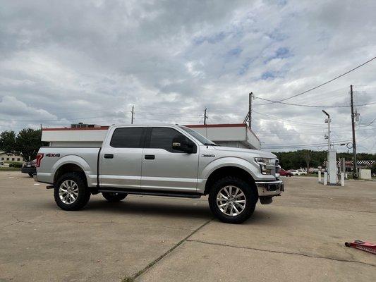 4 new tires on this clean f150 (285/60/20)