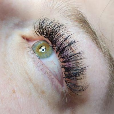 Light hybrid lash extensions