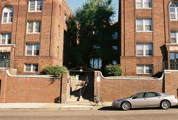 Twin Court Apartments
 610 West Franklin Avenue