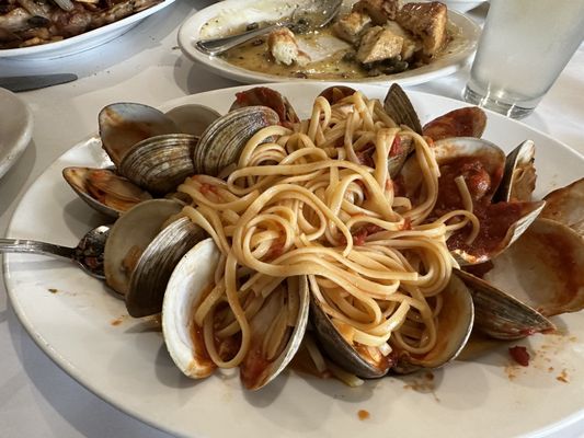 Linguine with fresh clams in red sauce