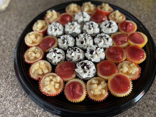 Cheesecake mini bites, Apple Caramel, Plain w/ strawberries and Oreo