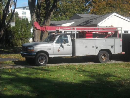 Service truck with crane hoist